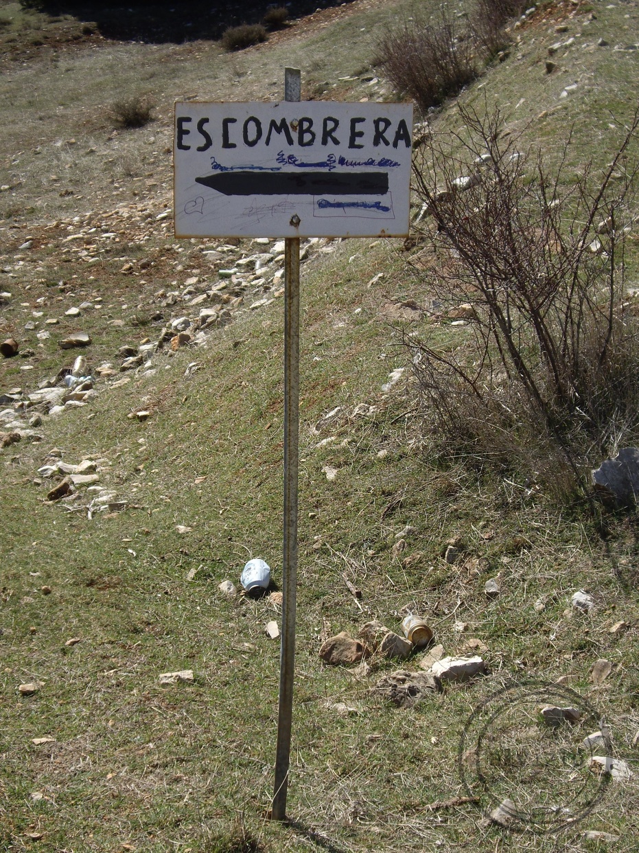 cartel indicando la dirección a la escombrera